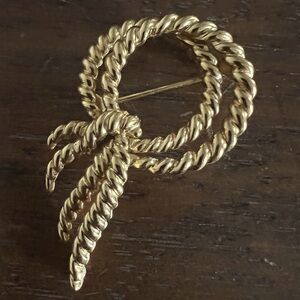 Trifari Gold Tone Pin